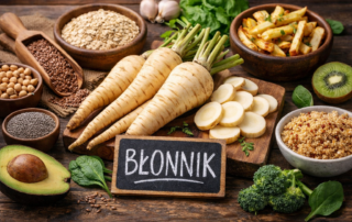 Błonnik w pasternaku – 7 powodów, dla których warto włączyć to warzywo do diety Błonnik pokarmowy odgrywa kluczową rolę w utrzymaniu prawidłowej pracy układu trawiennego, dlatego coraz większą uwagę zwraca się na naturalne produkty roślinne będące jego dobrym źródłem. Jednym z nich jest pasternak – zapomniane warzywo korzeniowe, które dziś wraca do jadłospisów jako wartościowa alternatywa dla ziemniaków czy pietruszki. Na stronie https://www.fibercare.eu regularnie podkreślamy znaczenie diety bogatej w składniki wspierające jelita, a pasternak doskonale wpisuje się w ten trend. Pasternak – dawne warzywo w nowoczesnej diecie Jeszcze przed rozpowszechnieniem ziemniaków pasternak był podstawą europejskiej kuchni. Stanowił ważne źródło energii oraz składników odżywczych, szczególnie w okresie jesienno-zimowym. Współcześnie dietetycy ponownie doceniają jego właściwości, ponieważ dostarcza witaminy C, folianów oraz minerałów wspierających metabolizm. Największą wartością tego warzywa pozostaje jednak błonnik, który wpływa na funkcjonowanie przewodu pokarmowego i pomaga utrzymać równowagę mikrobioty jelitowej. Regularne spożywanie produktów bogatych w błonnik wspiera procesy trawienne oraz poprawia komfort pracy jelit. Więcej o roli składników wspierających układ pokarmowy można przeczytać w artykule: 👉 https://www.fibercare.eu/blog/dlaczego-blonnik-jest-wazny Dlaczego pasternak wspiera zdrowie jelit? Pasternak zawiera zarówno frakcję rozpuszczalną, jak i nierozpuszczalną. Rozpuszczalny błonnik działa jak naturalny prebiotyk – stanowi pożywkę dla korzystnych bakterii jelitowych. Dzięki temu zwiększa się różnorodność mikrobiomu, co ma znaczenie dla odporności oraz metabolizmu. Z kolei nierozpuszczalny błonnik zwiększa objętość treści pokarmowej i przyspiesza pasaż jelitowy. Mechanizm ten pomaga ograniczać zaparcia oraz wspiera regularność wypróżnień. Według zaleceń Europejskiego Urzędu ds. Bezpieczeństwa Żywności (EFSA) odpowiednia podaż błonnika jest jednym z kluczowych elementów profilaktyki chorób cywilizacyjnych. Źródło zaleceń żywieniowych: 👉 https://www.efsa.europa.eu Wpływ pasternaku na sytość i kontrolę masy ciała Osoby dbające o sylwetkę coraz częściej sięgają po pasternak ze względu na jego niską kaloryczność. Obecny w nim błonnik tworzy w przewodzie pokarmowym żelową strukturę, która spowalnia opróżnianie żołądka. Efektem jest dłuższe uczucie sytości oraz ograniczenie podjadania między posiłkami. To właśnie dlatego dieta bogata w błonnik bywa rekomendowana osobom redukującym masę ciała. Stabilizacja poziomu glukozy po posiłku zmniejsza nagłe napady głodu i ułatwia kontrolę apetytu. Jak przygotować pasternak, aby zachować wartości odżywcze? Najlepsze efekty daje pieczenie lub przygotowanie warzywa w frytkownicy beztłuszczowej. Obróbka „na sucho” pozwala zachować większą ilość składników bioaktywnych. Pasternak świetnie sprawdza się jako: baza do zup krem, składnik zapiekanek, alternatywa dla puree ziemniaczanego, zdrowe frytki warzywne. Podczas przygotowania warto pamiętać, że błonnik pozostaje stabilny termicznie, dlatego nawet po pieczeniu warzywo zachowuje swoje właściwości wspierające trawienie. Naturalne wsparcie dla serca i odporności Oprócz wpływu na jelita pasternak dostarcza potasu pomagającego regulować ciśnienie tętnicze oraz manganu uczestniczącego w reakcjach enzymatycznych. Połączenie antyoksydantów i błonnika wspiera organizm w walce ze stresem oksydacyjnym oraz procesami zapalnymi. Regularne spożywanie warzyw korzeniowych może stanowić element profilaktyki zdrowotnej, szczególnie w sezonie jesienno-zimowym, gdy dieta często staje się uboższa w świeże produkty. Podsumowanie Pasternak to niedoceniane warzywo, które warto ponownie wprowadzić do codziennego menu. Dostarcza witamin, minerałów oraz składnika kluczowego dla zdrowia jelit, jakim jest błonnik. Włączenie go do diety to prosty sposób na poprawę trawienia, zwiększenie sytości i wsparcie mikrobiomu. Jeśli zależy Ci na świadomym budowaniu diety bogatej w błonnik, pasternak może być jednym z najłatwiejszych kroków w stronę lepszego zdrowia.