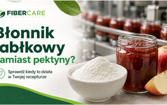 Błonnik jabłkowy jako zamiennik pektyny w dżemach i marmoladach – kiedy to działa? Pektyna od lat jest standardowym składnikiem żelującym w produkcji dżemów i marmolad. Jednak rosnące koszty surowca i presja na czystą etykietę sprawiają, że coraz więcej technologów żywności szuka alternatyw. Jedną z nich jest błonnik jabłkowy – naturalny składnik funkcjonalny, który w odpowiednich recepturach może z powodzeniem zastąpić pektynę lub znacząco ograniczyć jej udział. W tym artykule wyjaśniamy, kiedy błonnik jabłkowy sprawdza się jako zamiennik pektyny, jakie są jego właściwości technologiczne oraz co oznacza to w praktyce dla producenta. 👉 Więcej o naszych składnikach funkcjonalnych znajdziesz tutaj: Czym różni się błonnik jabłkowy od pektyny? Pektyna i błonnik jabłkowy pochodzą z tego samego surowca – jabłka – ale różnią się sposobem pozyskiwania i właściwościami funkcjonalnymi. Pektyna to polisacharyd wyizolowany chemicznie z wytłoków jabłkowych. Działa jako żel poprzez tworzenie siatki molekularnej w obecności cukru i kwasów. Błonnik jabłkowy natomiast to produkt mechanicznie przetworzony – zachowuje pełną strukturę komórkową owocu, zawiera zarówno frakcje rozpuszczalne, jak i nierozpuszczalne. Kluczowe różnice technologiczne: • Pektyna tworzy żel przy pH 3–3,5 i zawartości cukru powyżej 55% – błonnik jabłkowy nie wymaga tych warunków • Błonnik jabłkowy wiąże wodę przez chłonność strukturalną, nie przez tworzenie żelu • Błonnik jabłkowy zawiera do 40% błonnika pokarmowego – pektyna po izolacji nie ma wartości odżywczej porównywalnej z surowcem • Koszt błonnika jabłkowego jest o 20–40% niższy niż pektyny przy porównywalnych dozowaniach 👉 Sprawdź właściwości naszego błonnika jabłkowego: Kiedy błonnik jabłkowy może zastąpić pektynę? Błonnik jabłkowy nie jest identycznym substytutem pektyny w każdej recepturze. Jednak w wielu rodzajach przetworów owocowych sprawdza się równie dobrze lub lepiej. Oto konkretne przypadki: 1. Dżemy i marmolady niskosłodzone Pektyna niskostryfikowana (LM) stosowana w dżemach o niskiej zawartości cukru wymaga jonów wapnia do żelowania. Błonnik jabłkowy w produktach niskosłodzonych pełni rolę budulca konsystencji bez konieczności stosowania regulatorów kwasowości i wapnia. Efekt końcowy jest zbliżony, ale skład etykiety – znacznie prostszy. 2. Powidła i koncentraty owocowe W produktach o wysokiej zawartości owoców i długim czasie gotowania błonnik jabłkowy naturalnie zagęszcza masę owocową dzięki wiązaniu wolnej wody. W wielu przypadkach eliminuje potrzebę dodatkowego środka żelującego. 3. Produkty z deklaracją "źródło błonnika" Przepisy unijne pozwalają na deklarację "źródło błonnika" przy zawartości minimum 3 g błonnika na 100 g produktu. Zastąpienie pektyny błonnikiem jabłkowym pozwala jednocześnie uzyskać tę deklarację bez dodatkowych składników, co stanowi realną przewagę marketingową. 4. Receptury z wymaganiami czystej etykiety Pektyna na etykiecie oznaczona jest symbolem E440. Błonnik jabłkowy można deklarować jako "błonnik jabłkowy" lub "naturalne włókno jabłkowe" – bez kodu E, co odpowiada na rosnące oczekiwania sieci handlowych i konsumentów. 👉 Więcej o zastosowaniu błonnika w przetwórstwie owocowym: Kiedy błonnik jabłkowy NIE zastąpi pektyny? Rzetelna odpowiedź musi uwzględniać ograniczenia. Błonnik jabłkowy nie sprawdzi się jako pełny zamiennik pektyny w następujących przypadkach: • Dżemy wysokosłodzone (powyżej 65% cukru) – pektyna wyskostryfikowana (HM) tworzy żel w sposób, którego błonnik nie odwzoruje w takich warunkach • Produkty wymagające precyzyjnej kontroli synerezy (wyciekania wody) – błonnik jabłkowy ma mniej przewidywalną charakterystykę żelowania niż czysta pektyna • Receptury z bardzo krótkim czasem obróbki cieplnej – błonnik jabłkowy potrzebuje czasu na pełne nawodnienie i związanie wody W tych przypadkach warto rozważyć częściowe zastąpienie pektyny błonnikiem (np. 30–50% udziału) zamiast pełnej zamiany. Efektem jest obniżenie kosztów surowca przy zachowaniu pożądanych właściwości reologicznych. Porównanie parametrów technologicznych Poniżej zestawienie kluczowych parametrów istotnych dla technologa żywności: Błonnik jabłkowy Fibercare: • Zawartość błonnika pokarmowego: 40–60% • Zdolność wiązania wody (WBC): 6–10 g wody / g produktu • Granulacja: dostępna w kilku frakcjach (możliwość mikronizacji) • pH stabilne w zakresie 3,5–7 • Kolor: kremowy do jasnobeżowego • Smak i zapach: neutralny, lekko jabłkowy • Certyfikaty: ISO 22000, ISO 14001, PL-EKO-01 • Dostawa: próbka w 24h, minimalne zamówienie do uzgodnienia Pektyna (porównanie): • Efektywna tylko w wąskim zakresie pH i cukru • Wymaga precyzyjnego dozowania i warunków procesowych • Koszt surowca wyższy o 20–40% • Brak deklaracji błonnikowej na etykiecie Jak wdrożyć błonnik jabłkowy w recepturze dżemu? Wdrożenie błonnika jabłkowego nie wymaga zmiany linii produkcyjnej. Kluczowe kroki dla technologa: 1. Ustal proporcję zastąpienia – zacznij od 50% udziału błonnika w miejsce pektyny, obserwuj konsystencję 2. Nawodnij błonnik przed dodaniem – optimum to 20–30 minut w zimnej wodzie przed procesem gotowania 3. Dostosuj czas gotowania – błonnik jabłkowy potrzebuje minimum 10–15 minut w temperaturze powyżej 85°C 4. Obserwuj sensorykę – błonnik jabłkowy może lekko zwiększyć mętność produktu, co w większości receptur jest efektem pożądanym 5. Wykonaj próbę żelowania – test na zimno przed wdrożeniem produkcyjnym Na każdym etapie wdrożenia możemy wspierać Twój dział R&D – od doboru frakcji, przez próbki laboratoryjne, po wsparcie przy próbie produkcyjnej. Szukasz błonnika jabłkowego do swojej receptury? Próbka i karta techniczna w 24h. Napisz: olkusz@fibercare.eu Koszty – ile można zaoszczędzić? Konkretna oszczędność zależy od receptury, wolumenu i aktualnych cen pektyny na rynku. Jednak na podstawie typowych receptur dżemów przemysłowych można szacować: • Przy 50% zastąpieniu pektyny błonnikiem jabłkowym: oszczędność 15–25% kosztu środka żelującego • Przy 100% zastąpieniu w odpowiednich recepturach: oszczędność 30–45% kosztu środka żelującego • Dodatkowa wartość: możliwość deklaracji "źródło błonnika" bez dokładania kolejnego składnika Wycenę próbki i kalkulację kosztów dla Twojego wolumenu przygotowujemy w ciągu jednego dnia roboczego. Błonnik jabłkowy Fibercare – dlaczego my? Produkujemy błonnik jabłkowy z polskich surowców metodą mikronizacji mechanicznej – bez chemii, bez dodatków. Znamy nasz surowiec od owocu do worka. • Produkcja w Polsce, kontrolowany łańcuch dostaw • Certyfikaty: ISO 22000, ISO 14001, PL-EKO-01 • Dostępna mikronizacja pod wymagania granulacji klienta • Karta techniczna i próbka w 24 godziny od zapytania • Bezpośredni kontakt z technologiem – bez brokerów i pośredników • Dostawa B2B – stałe warunki, przewidywalność 👉 Pełna oferta błonników dla producentów żywności: FAQ – Najczęściej zadawane pytania Czy błonnik jabłkowy może w pełni zastąpić pektynę w dżemie? W dżemach niskosłodzonych i przetworach owocowych o wysokiej zawartości owoców – tak, w wielu recepturach. W dżemach wysokosłodzonych (powyżej 65% cukru) zalecamy częściowe zastąpienie lub testy próbne przed wdrożeniem. Jaka granulacja błonnika jabłkowego jest optymalna do produkcji dżemów? Dla większości receptur dżemowych rekomendujemy frakcję o granulacji 100–300 μm. Dla produktów wymagających gładkiej tekstury dostępna jest frakcja mikronizowana poniżej 100 μm. Jak szybko mogę dostać próbkę? Próbkę wysyłamy w ciągu 24 godzin od potwierdzenia zapytania. Kartę techniczną dostarczamy w dniu zapytania. Czy błonnik jabłkowy ma certyfikat ekologiczny? Tak – posiadamy certyfikat PL-EKO-01 (EU Agriculture) oraz ISO 22000 i ISO 14001. Jakie jest minimalne zamówienie? Minimalne zamówienie ustalamy indywidualnie w zależności od frakcji i formy dostawy. Skontaktuj się z nami – dostosujemy warunki do Twoich potrzeb produkcyjnych. Podsumowanie Błonnik jabłkowy to realny zamiennik pektyny w wielu recepturach dżemów i marmolad – szczególnie w produktach niskosłodzonych, ekologicznych i tych wymagających czystej etykiety. Jego zastosowanie pozwala obniżyć koszt środka żelującego o 20–45%, jednocześnie otwierając możliwość deklaracji "źródło błonnika" bez dodawania kolejnych składników. Kluczem do skutecznego wdrożenia jest dobór odpowiedniej frakcji granulacji i przeprowadzenie próby technologicznej. Nasz zespół wspiera ten proces od próbki laboratoryjnej po wdrożenie produkcyjne. Szukasz błonnika jabłkowego do swojej receptury? Próbka i karta techniczna w 24h. Napisz: olkusz@fibercare.eu Podobne wpisy: 👉 Błonnik grochowy – 5 zastosowań w branży mięsnej 👉 Błonnik aroniowy – 4 innowacyjne zastosowania