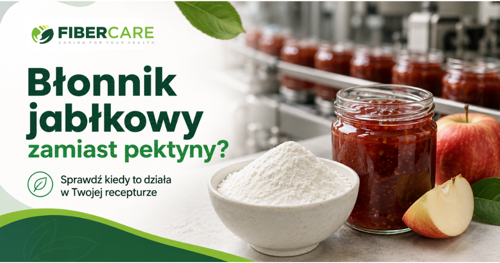 Błonnik jabłkowy jako zamiennik pektyny w dżemach i marmoladach – kiedy to działa? Pektyna od lat jest standardowym składnikiem żelującym w produkcji dżemów i marmolad. Jednak rosnące koszty surowca i presja na czystą etykietę sprawiają, że coraz więcej technologów żywności szuka alternatyw. Jedną z nich jest błonnik jabłkowy – naturalny składnik funkcjonalny, który w odpowiednich recepturach może z powodzeniem zastąpić pektynę lub znacząco ograniczyć jej udział. W tym artykule wyjaśniamy, kiedy błonnik jabłkowy sprawdza się jako zamiennik pektyny, jakie są jego właściwości technologiczne oraz co oznacza to w praktyce dla producenta. 👉 Więcej o naszych składnikach funkcjonalnych znajdziesz tutaj: Czym różni się błonnik jabłkowy od pektyny? Pektyna i błonnik jabłkowy pochodzą z tego samego surowca – jabłka – ale różnią się sposobem pozyskiwania i właściwościami funkcjonalnymi. Pektyna to polisacharyd wyizolowany chemicznie z wytłoków jabłkowych. Działa jako żel poprzez tworzenie siatki molekularnej w obecności cukru i kwasów. Błonnik jabłkowy natomiast to produkt mechanicznie przetworzony – zachowuje pełną strukturę komórkową owocu, zawiera zarówno frakcje rozpuszczalne, jak i nierozpuszczalne. Kluczowe różnice technologiczne: • Pektyna tworzy żel przy pH 3–3,5 i zawartości cukru powyżej 55% – błonnik jabłkowy nie wymaga tych warunków • Błonnik jabłkowy wiąże wodę przez chłonność strukturalną, nie przez tworzenie żelu • Błonnik jabłkowy zawiera do 40% błonnika pokarmowego – pektyna po izolacji nie ma wartości odżywczej porównywalnej z surowcem • Koszt błonnika jabłkowego jest o 20–40% niższy niż pektyny przy porównywalnych dozowaniach 👉 Sprawdź właściwości naszego błonnika jabłkowego: Kiedy błonnik jabłkowy może zastąpić pektynę? Błonnik jabłkowy nie jest identycznym substytutem pektyny w każdej recepturze. Jednak w wielu rodzajach przetworów owocowych sprawdza się równie dobrze lub lepiej. Oto konkretne przypadki: 1. Dżemy i marmolady niskosłodzone Pektyna niskostryfikowana (LM) stosowana w dżemach o niskiej zawartości cukru wymaga jonów wapnia do żelowania. Błonnik jabłkowy w produktach niskosłodzonych pełni rolę budulca konsystencji bez konieczności stosowania regulatorów kwasowości i wapnia. Efekt końcowy jest zbliżony, ale skład etykiety – znacznie prostszy. 2. Powidła i koncentraty owocowe W produktach o wysokiej zawartości owoców i długim czasie gotowania błonnik jabłkowy naturalnie zagęszcza masę owocową dzięki wiązaniu wolnej wody. W wielu przypadkach eliminuje potrzebę dodatkowego środka żelującego. 3. Produkty z deklaracją "źródło błonnika" Przepisy unijne pozwalają na deklarację "źródło błonnika" przy zawartości minimum 3 g błonnika na 100 g produktu. Zastąpienie pektyny błonnikiem jabłkowym pozwala jednocześnie uzyskać tę deklarację bez dodatkowych składników, co stanowi realną przewagę marketingową. 4. Receptury z wymaganiami czystej etykiety Pektyna na etykiecie oznaczona jest symbolem E440. Błonnik jabłkowy można deklarować jako "błonnik jabłkowy" lub "naturalne włókno jabłkowe" – bez kodu E, co odpowiada na rosnące oczekiwania sieci handlowych i konsumentów. 👉 Więcej o zastosowaniu błonnika w przetwórstwie owocowym: Kiedy błonnik jabłkowy NIE zastąpi pektyny? Rzetelna odpowiedź musi uwzględniać ograniczenia. Błonnik jabłkowy nie sprawdzi się jako pełny zamiennik pektyny w następujących przypadkach: • Dżemy wysokosłodzone (powyżej 65% cukru) – pektyna wyskostryfikowana (HM) tworzy żel w sposób, którego błonnik nie odwzoruje w takich warunkach • Produkty wymagające precyzyjnej kontroli synerezy (wyciekania wody) – błonnik jabłkowy ma mniej przewidywalną charakterystykę żelowania niż czysta pektyna • Receptury z bardzo krótkim czasem obróbki cieplnej – błonnik jabłkowy potrzebuje czasu na pełne nawodnienie i związanie wody W tych przypadkach warto rozważyć częściowe zastąpienie pektyny błonnikiem (np. 30–50% udziału) zamiast pełnej zamiany. Efektem jest obniżenie kosztów surowca przy zachowaniu pożądanych właściwości reologicznych. Porównanie parametrów technologicznych Poniżej zestawienie kluczowych parametrów istotnych dla technologa żywności: Błonnik jabłkowy Fibercare: • Zawartość błonnika pokarmowego: 40–60% • Zdolność wiązania wody (WBC): 6–10 g wody / g produktu • Granulacja: dostępna w kilku frakcjach (możliwość mikronizacji) • pH stabilne w zakresie 3,5–7 • Kolor: kremowy do jasnobeżowego • Smak i zapach: neutralny, lekko jabłkowy • Certyfikaty: ISO 22000, ISO 14001, PL-EKO-01 • Dostawa: próbka w 24h, minimalne zamówienie do uzgodnienia Pektyna (porównanie): • Efektywna tylko w wąskim zakresie pH i cukru • Wymaga precyzyjnego dozowania i warunków procesowych • Koszt surowca wyższy o 20–40% • Brak deklaracji błonnikowej na etykiecie Jak wdrożyć błonnik jabłkowy w recepturze dżemu? Wdrożenie błonnika jabłkowego nie wymaga zmiany linii produkcyjnej. Kluczowe kroki dla technologa: 1. Ustal proporcję zastąpienia – zacznij od 50% udziału błonnika w miejsce pektyny, obserwuj konsystencję 2. Nawodnij błonnik przed dodaniem – optimum to 20–30 minut w zimnej wodzie przed procesem gotowania 3. Dostosuj czas gotowania – błonnik jabłkowy potrzebuje minimum 10–15 minut w temperaturze powyżej 85°C 4. Obserwuj sensorykę – błonnik jabłkowy może lekko zwiększyć mętność produktu, co w większości receptur jest efektem pożądanym 5. Wykonaj próbę żelowania – test na zimno przed wdrożeniem produkcyjnym Na każdym etapie wdrożenia możemy wspierać Twój dział R&D – od doboru frakcji, przez próbki laboratoryjne, po wsparcie przy próbie produkcyjnej. Szukasz błonnika jabłkowego do swojej receptury? Próbka i karta techniczna w 24h. Napisz: olkusz@fibercare.eu Koszty – ile można zaoszczędzić? Konkretna oszczędność zależy od receptury, wolumenu i aktualnych cen pektyny na rynku. Jednak na podstawie typowych receptur dżemów przemysłowych można szacować: • Przy 50% zastąpieniu pektyny błonnikiem jabłkowym: oszczędność 15–25% kosztu środka żelującego • Przy 100% zastąpieniu w odpowiednich recepturach: oszczędność 30–45% kosztu środka żelującego • Dodatkowa wartość: możliwość deklaracji "źródło błonnika" bez dokładania kolejnego składnika Wycenę próbki i kalkulację kosztów dla Twojego wolumenu przygotowujemy w ciągu jednego dnia roboczego. Błonnik jabłkowy Fibercare – dlaczego my? Produkujemy błonnik jabłkowy z polskich surowców metodą mikronizacji mechanicznej – bez chemii, bez dodatków. Znamy nasz surowiec od owocu do worka. • Produkcja w Polsce, kontrolowany łańcuch dostaw • Certyfikaty: ISO 22000, ISO 14001, PL-EKO-01 • Dostępna mikronizacja pod wymagania granulacji klienta • Karta techniczna i próbka w 24 godziny od zapytania • Bezpośredni kontakt z technologiem – bez brokerów i pośredników • Dostawa B2B – stałe warunki, przewidywalność 👉 Pełna oferta błonników dla producentów żywności: FAQ – Najczęściej zadawane pytania Czy błonnik jabłkowy może w pełni zastąpić pektynę w dżemie? W dżemach niskosłodzonych i przetworach owocowych o wysokiej zawartości owoców – tak, w wielu recepturach. W dżemach wysokosłodzonych (powyżej 65% cukru) zalecamy częściowe zastąpienie lub testy próbne przed wdrożeniem. Jaka granulacja błonnika jabłkowego jest optymalna do produkcji dżemów? Dla większości receptur dżemowych rekomendujemy frakcję o granulacji 100–300 μm. Dla produktów wymagających gładkiej tekstury dostępna jest frakcja mikronizowana poniżej 100 μm. Jak szybko mogę dostać próbkę? Próbkę wysyłamy w ciągu 24 godzin od potwierdzenia zapytania. Kartę techniczną dostarczamy w dniu zapytania. Czy błonnik jabłkowy ma certyfikat ekologiczny? Tak – posiadamy certyfikat PL-EKO-01 (EU Agriculture) oraz ISO 22000 i ISO 14001. Jakie jest minimalne zamówienie? Minimalne zamówienie ustalamy indywidualnie w zależności od frakcji i formy dostawy. Skontaktuj się z nami – dostosujemy warunki do Twoich potrzeb produkcyjnych. Podsumowanie Błonnik jabłkowy to realny zamiennik pektyny w wielu recepturach dżemów i marmolad – szczególnie w produktach niskosłodzonych, ekologicznych i tych wymagających czystej etykiety. Jego zastosowanie pozwala obniżyć koszt środka żelującego o 20–45%, jednocześnie otwierając możliwość deklaracji "źródło błonnika" bez dodawania kolejnych składników. Kluczem do skutecznego wdrożenia jest dobór odpowiedniej frakcji granulacji i przeprowadzenie próby technologicznej. Nasz zespół wspiera ten proces od próbki laboratoryjnej po wdrożenie produkcyjne. Szukasz błonnika jabłkowego do swojej receptury? Próbka i karta techniczna w 24h. Napisz: olkusz@fibercare.eu Podobne wpisy: 👉 Błonnik grochowy – 5 zastosowań w branży mięsnej 👉 Błonnik aroniowy – 4 innowacyjne zastosowania